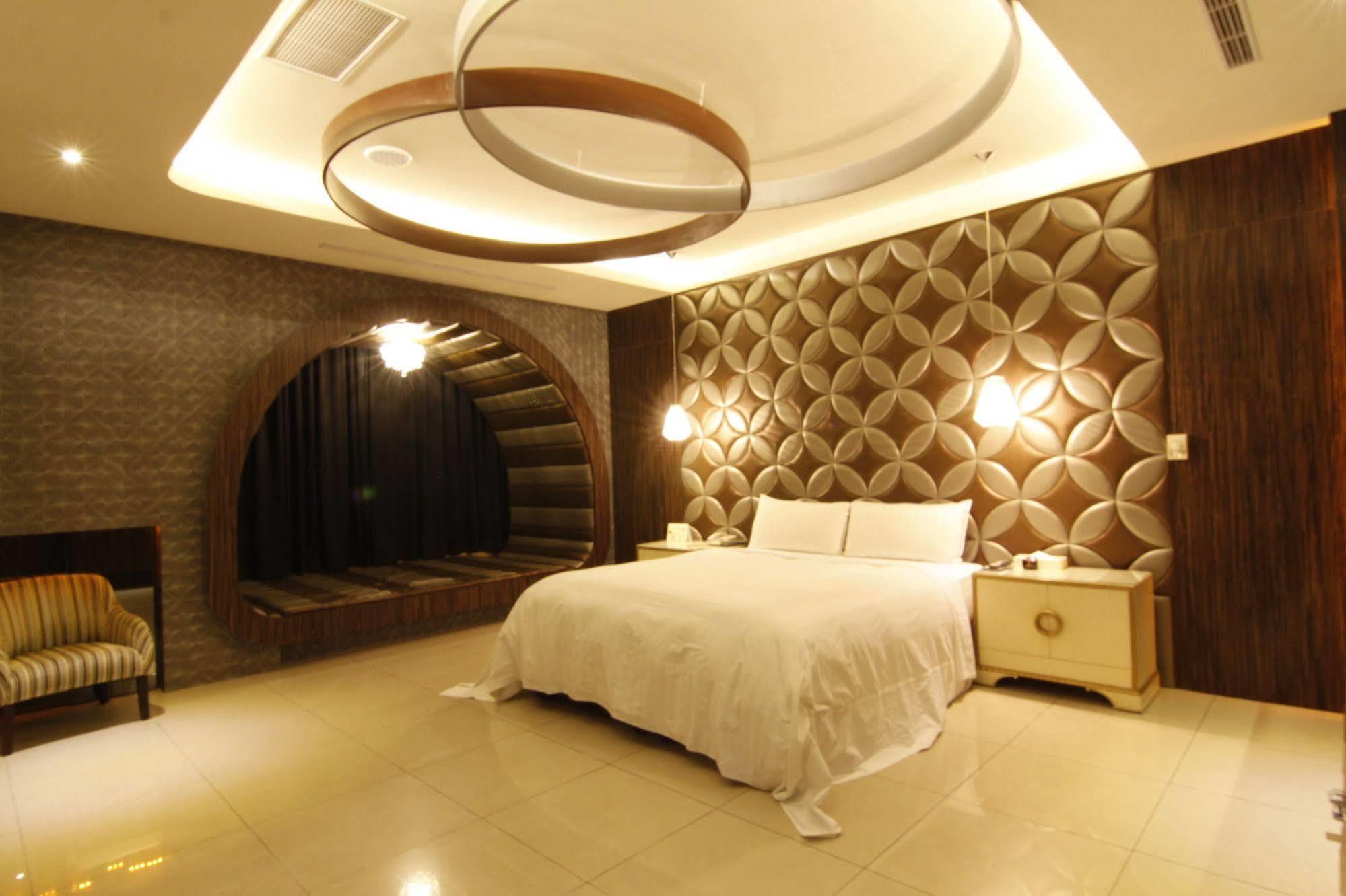 In Night Hotel Tajcshung Kültér fotó
